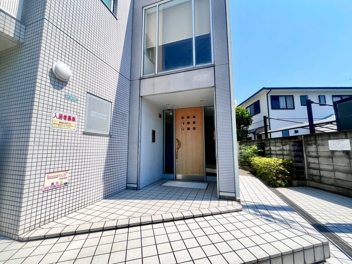 物件外観写真2　(エントランス部分)
