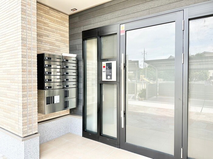 物件外観写真2　(エントランス部分)