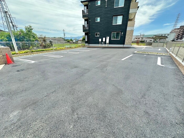物件外観写真3　(駐車場)