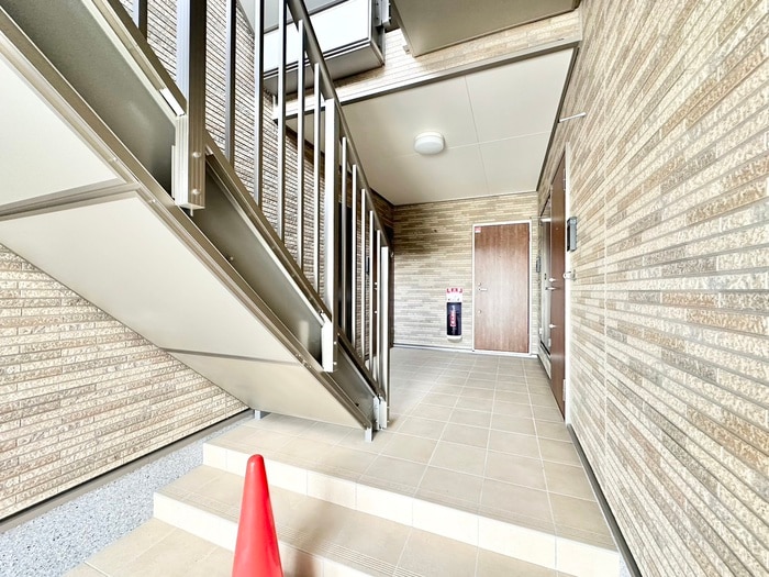 物件外観写真5　(エントランス部分)