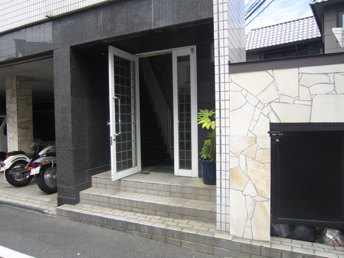 物件外観写真2　(エントランス部分)