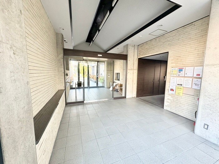 物件外観写真2　(エントランス部分)