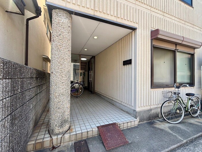 物件外観写真4　(エントランス部分)