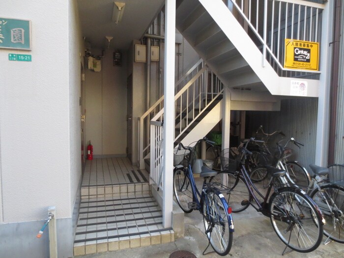 物件外観写真2　(エントランス部分)