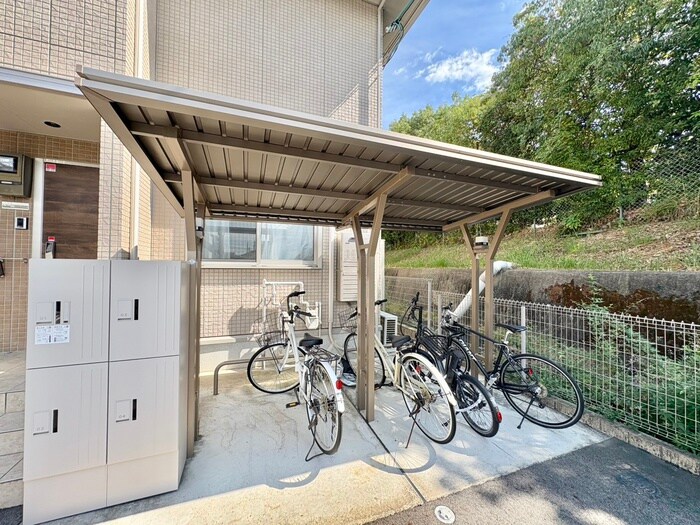 物件外観写真3　(駐輪場)