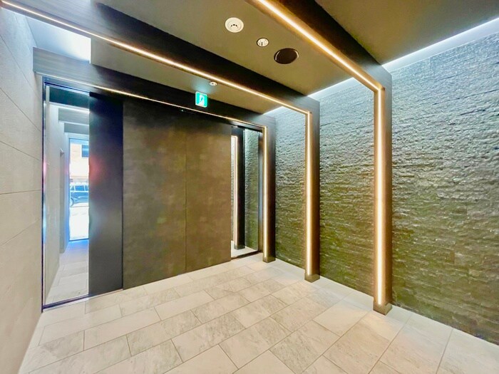 物件外観写真4　(エントランス部分)