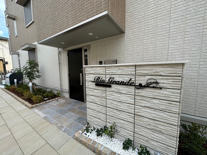 物件外観写真2　(エントランス部分)