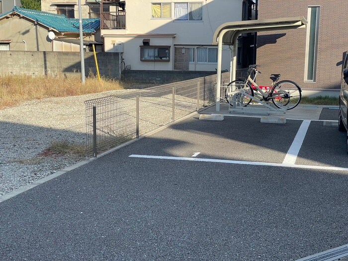 物件外観写真5　(駐車場)