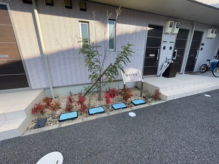 物件外観写真6　(エントランス部分)