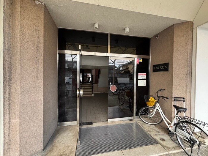 物件外観写真3　(エントランス部分)