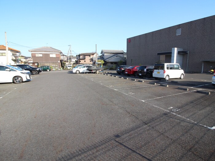 物件外観写真2　(駐車場)