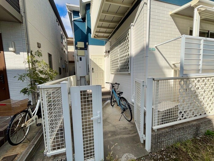 物件外観写真2　(エントランス部分)