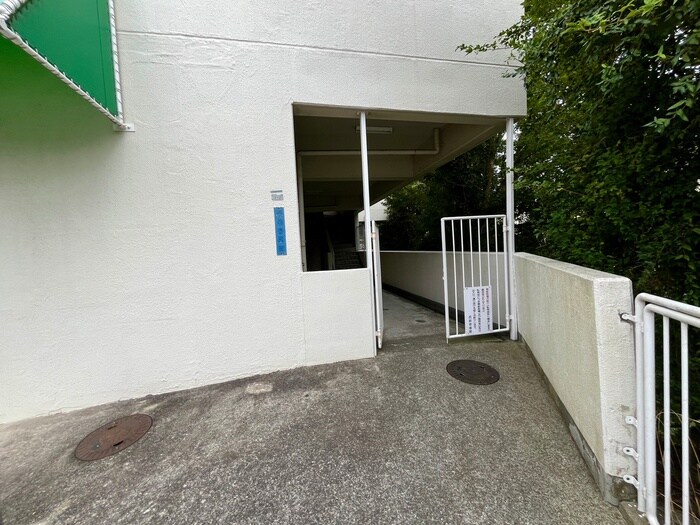 物件外観写真4　(エントランス部分)