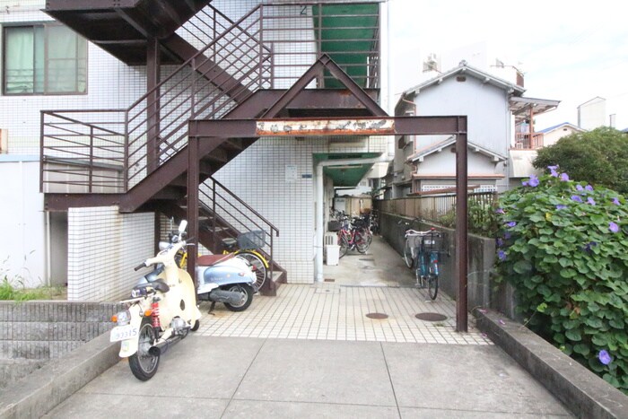 物件外観写真3　(エントランス部分)