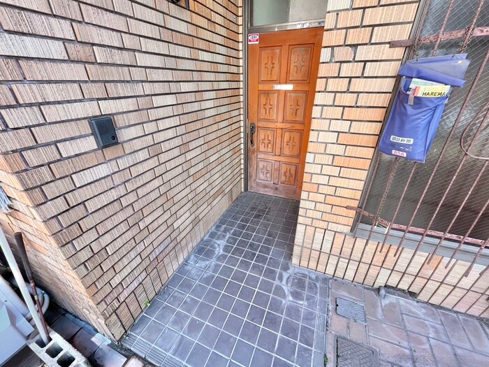 物件外観写真2　(エントランス部分)