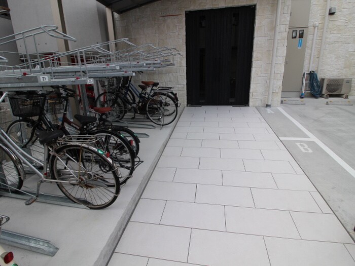 物件外観写真4　(エントランス部分)