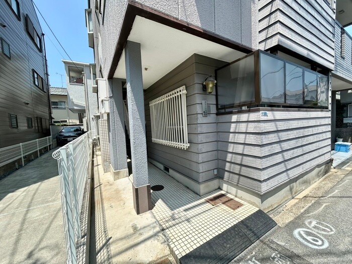 物件外観写真2　(エントランス部分)