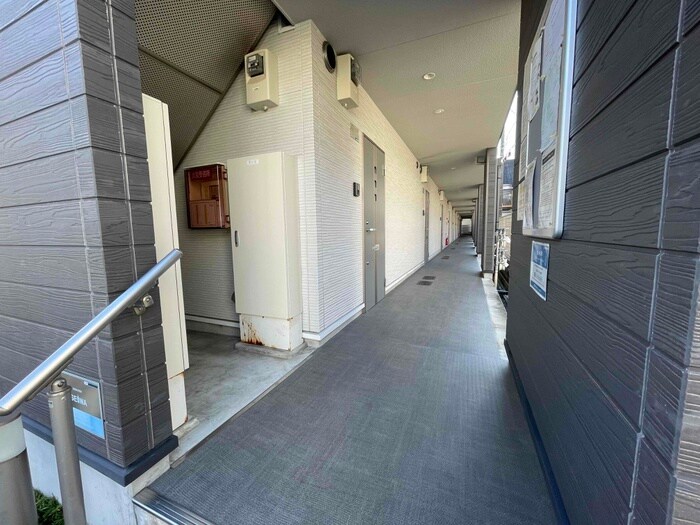 物件外観写真2　(エントランス部分)