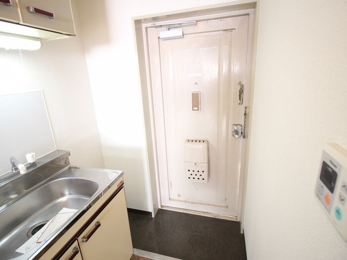 物件内観写真12　(玄関)