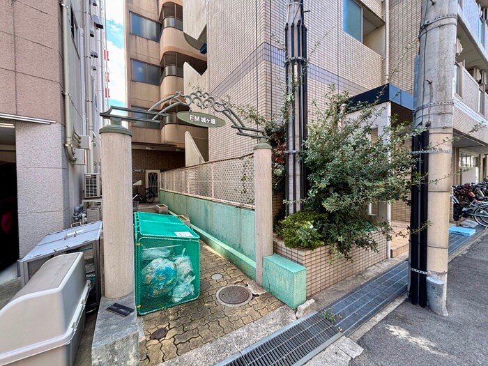 物件外観写真4　(エントランス部分)