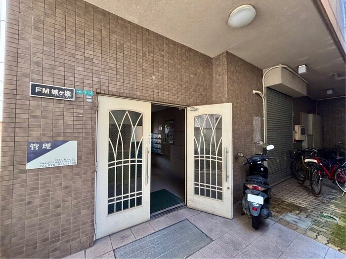 物件外観写真6　(エントランス部分)