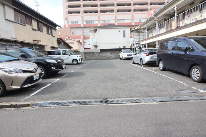物件外観写真4　(駐車場)
