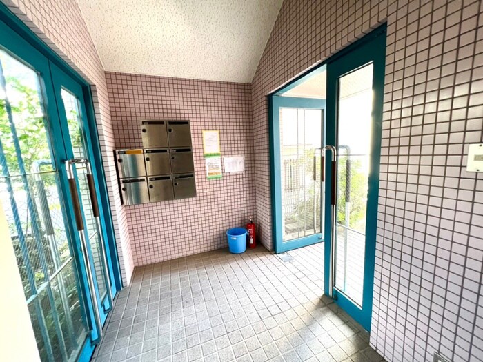 物件外観写真4　(エントランス部分)