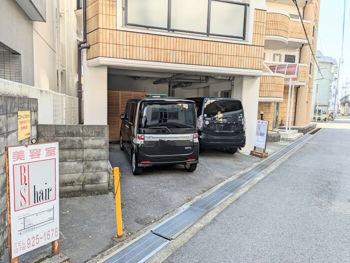 物件外観写真6　(駐車場)