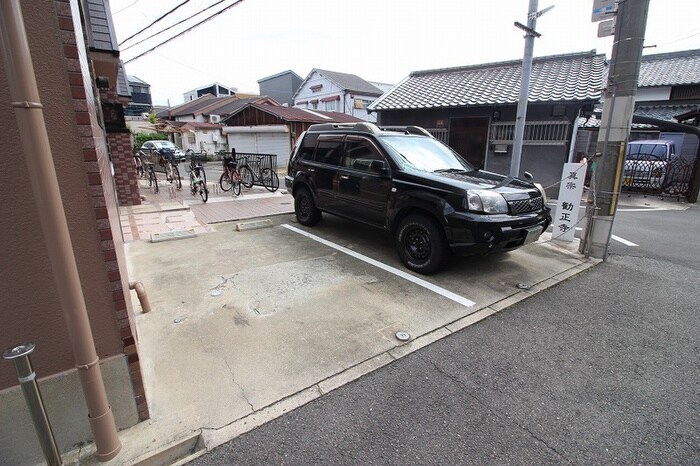 物件外観写真5　(駐車場)