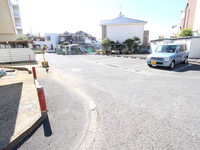 物件外観写真3　(駐車場)