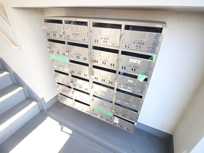 物件外観写真6　(エントランス部分)