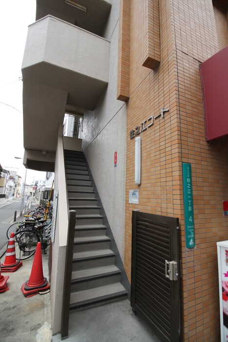 物件外観写真3　(エントランス部分)