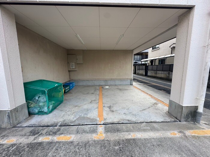 物件外観写真5　(駐車場)