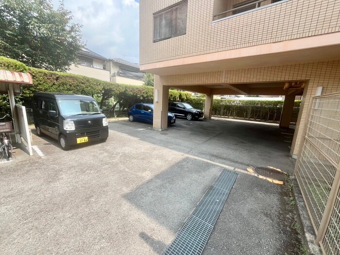 物件外観写真3　(駐車場)