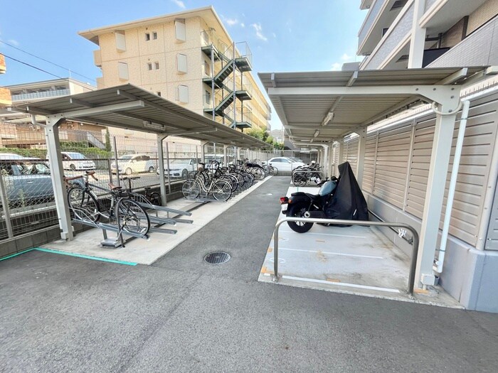 物件外観写真3　(駐輪場)