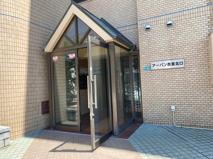 物件外観写真3　(エントランス部分)