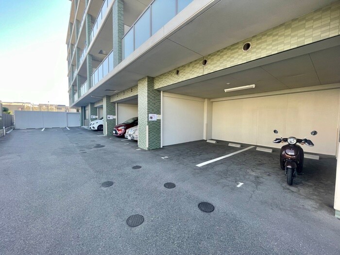 物件外観写真6　(駐車場)