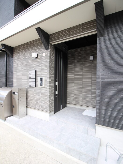 物件外観写真3　(エントランス部分)