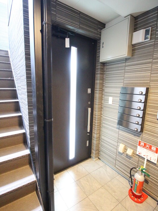 物件外観写真6　(エントランス部分)