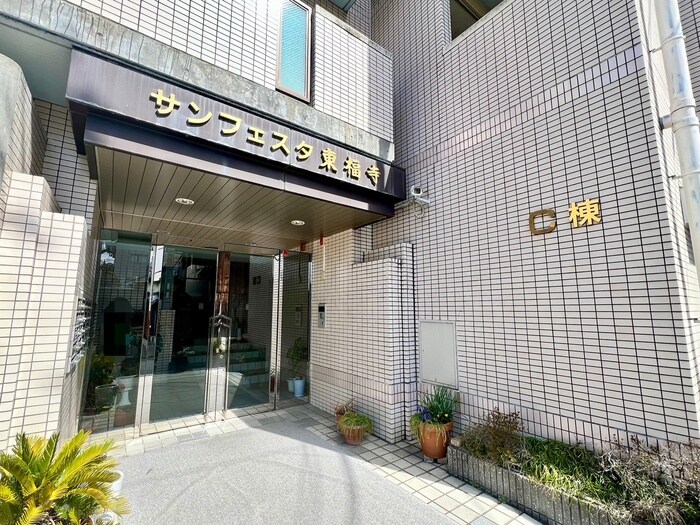 物件外観写真2　(エントランス部分)