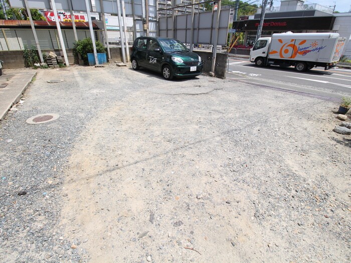 物件外観写真4　(駐車場)