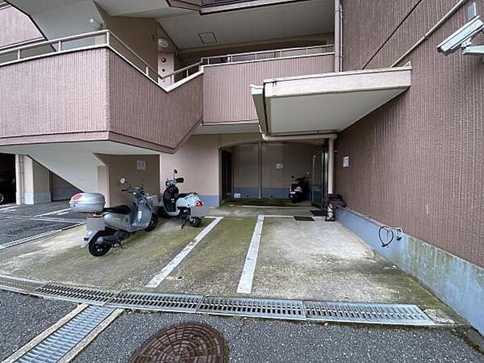 物件外観写真5　(バイク置き場)