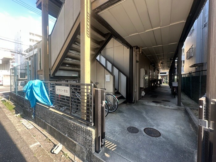 物件外観写真2　(エントランス部分)