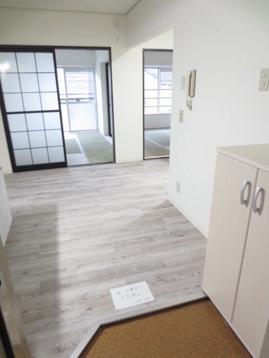物件内観写真12　(玄関)