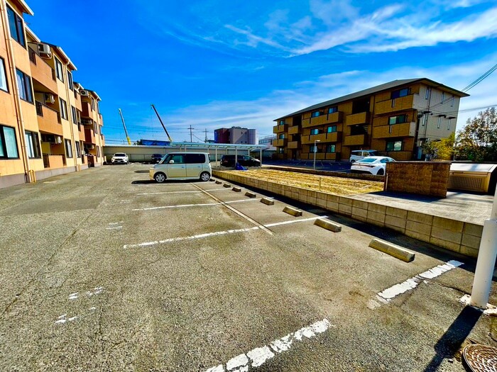 物件外観写真3　(駐車場)