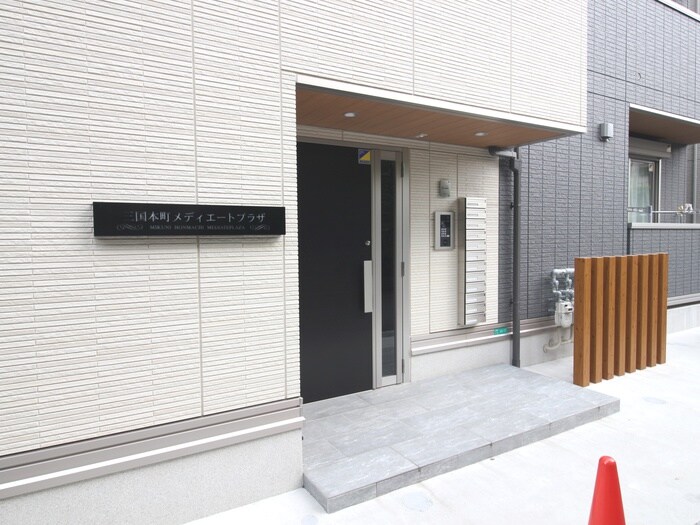 物件外観写真2　(エントランス部分)