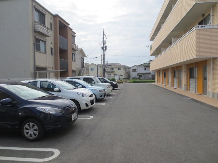 物件外観写真4　(駐車場)