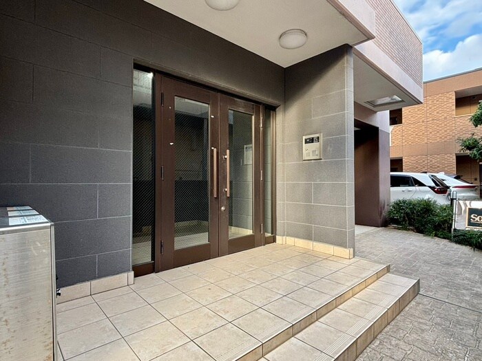 物件外観写真3　(エントランス部分)