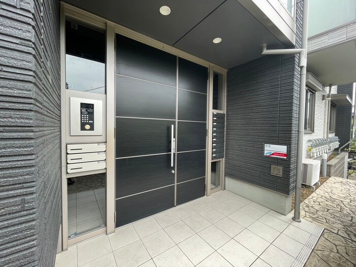 物件外観写真2　(エントランス部分)