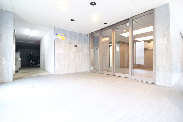 物件外観写真2　(エントランス部分)